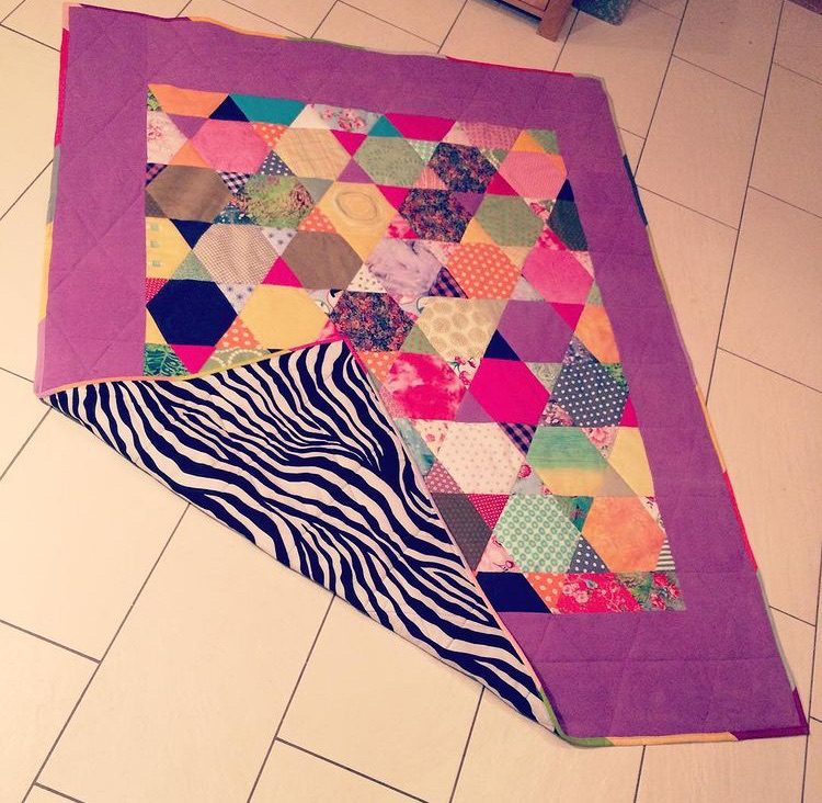 Hexies for Chrissi / Colorful Festival Quilt: Machine pieced and quilted. Upcycling at its best!
