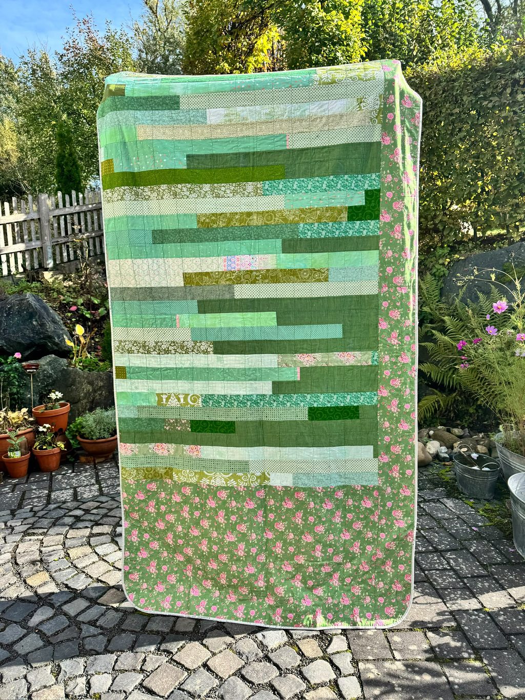 Jelly Roll Race für Faule: Stoffe wurden mir gespendet von Andrea Kollath aus der Quiltmanufaktur in Frankfurt am Main. Im Andenken an ihr Ladenlokal entstand dieser Quilt in 2026.