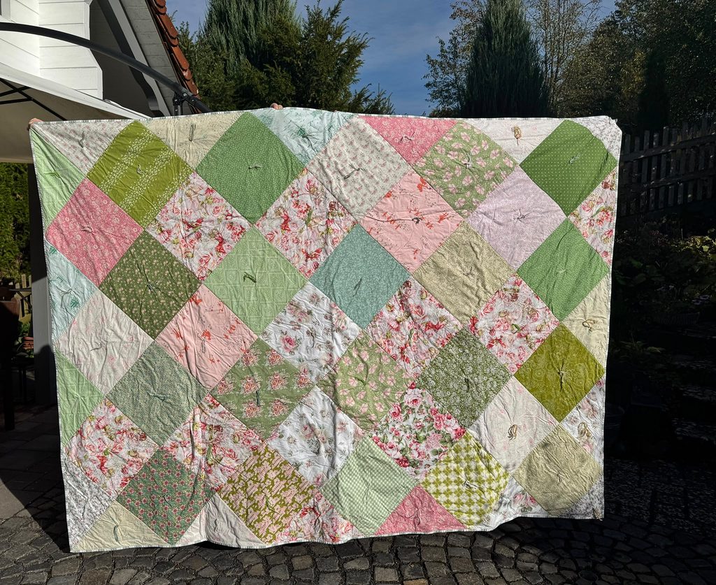 Kuschelrock 1: The blocks are the size of LPs, which we’re just starting to collect again. Machine pieced; quilting: tied with wool yarn.