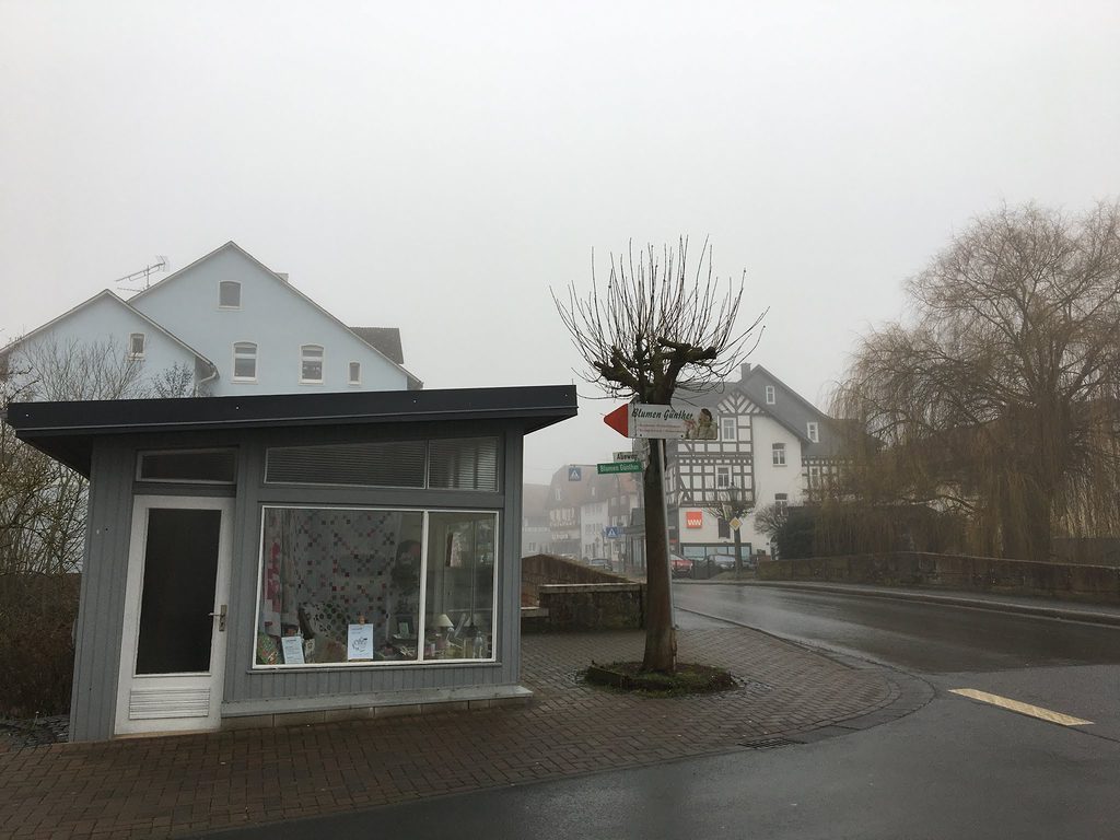Der kleine verglaste Kunstpavillon in Wetter an einer Straße, an einem grauen Wintertag.